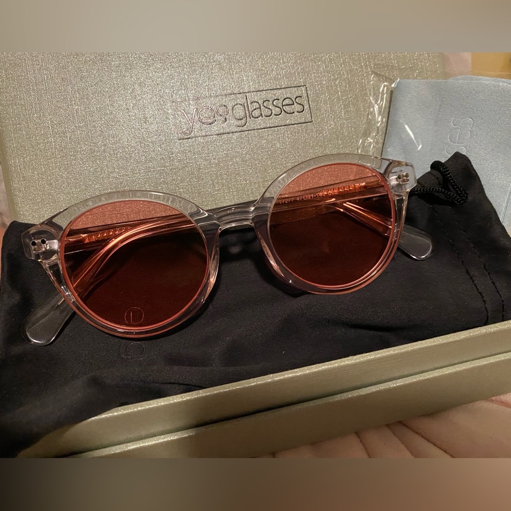 BRAND NEW YESGLASSES SUNGLASSES WITH CLEAR FRAMES AND PINK NO RX LENSES